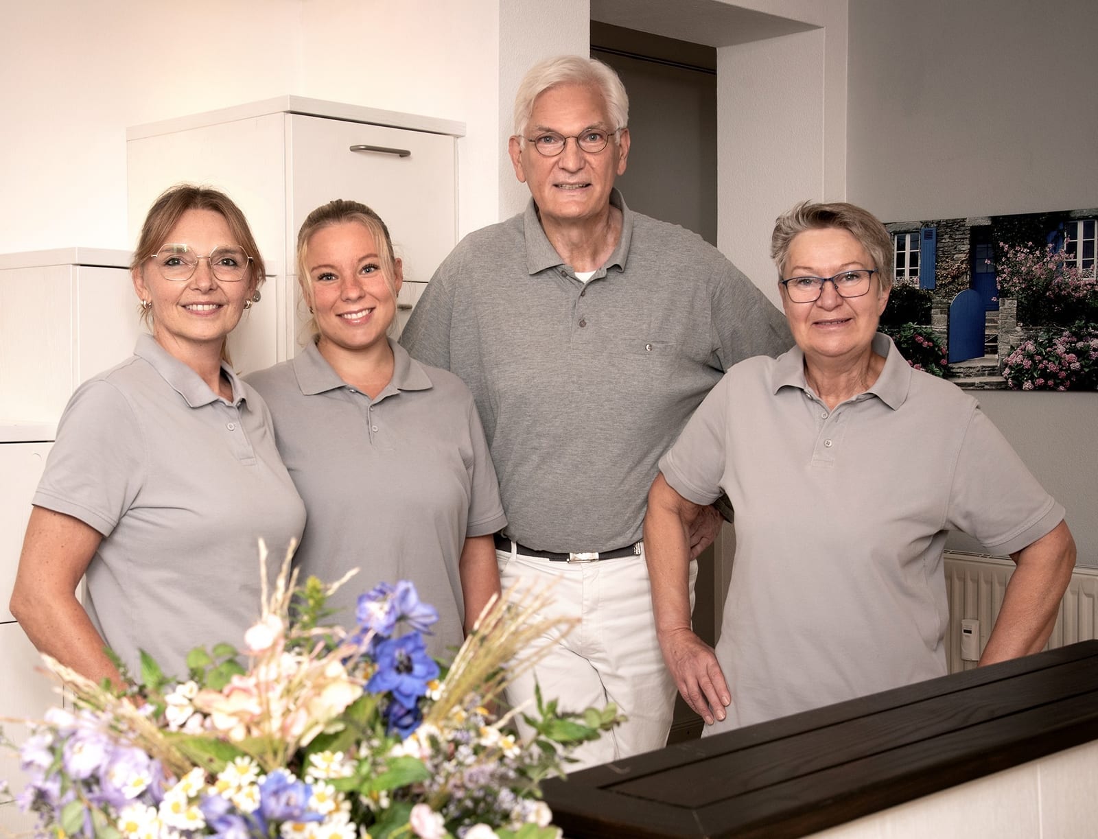 Das Praxisteam mit Dr. Dietmar Schiemann am Empfang der Praxis